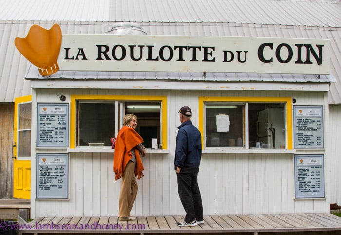 A roadside diner like no other - La Roulotte du Coin, Île d'Orléans